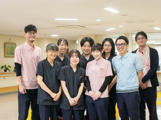 笑顔のスタッフが並ぶロビー  