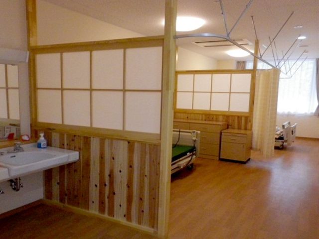 和室風の居室 居室 自然光が差し込む、落ち着きのある和風の居室です。仕切りにより、プライベート感が保たれています。