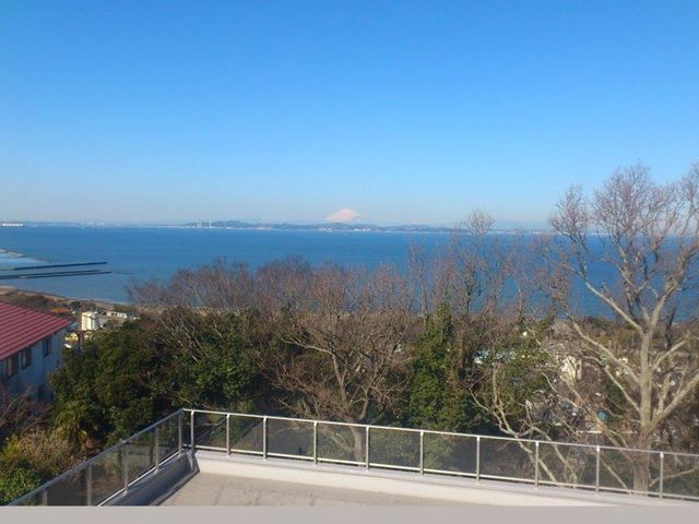 広がる海の眺望がある屋上 テラス   大海原を望む開放的な屋上テラスです。リフレッシュしながら景色を楽しめます。