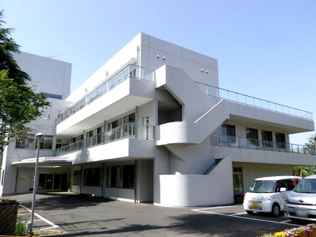 白い建物の外観 外観 開放感ある外観は豊かな自然環境に囲まれています。温かい雰囲気が魅力的です。