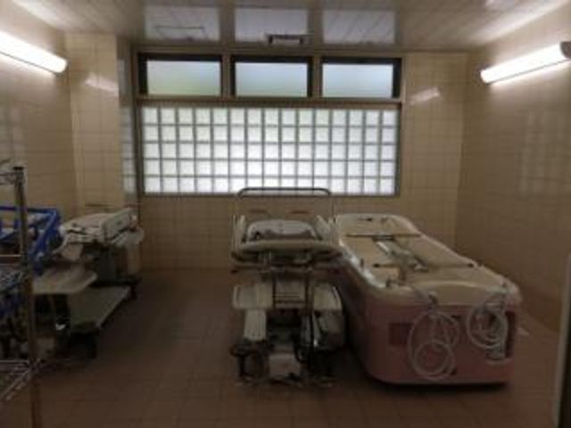 広い浴室の空間 浴室 開放的な窓から自然光が入る浴室です。広々とした空間で、設備が整っています。