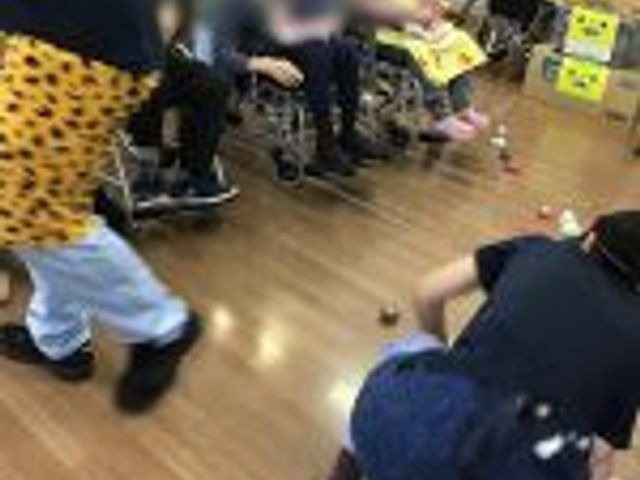 明るい活動ルーム 多目的室 広々とした明るい空間で、皆さんがリラックスしながら活動を楽しんでいます。