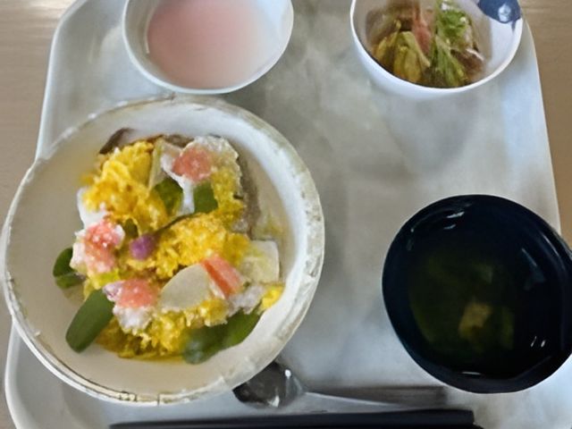 彩り豊かな昼食の食堂 食堂 彩り豊かな食事が提供される施設です。栄養バランスの取れたメニューを楽しめます。