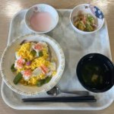 彩り豊かな昼食の食堂