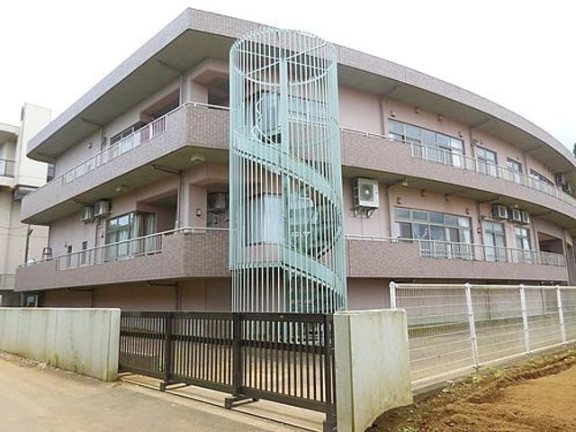 スパイラル階段付き建物外観 外観 独特なスパイラル階段が備わった建物です。施設の外観は清潔で整然としています。