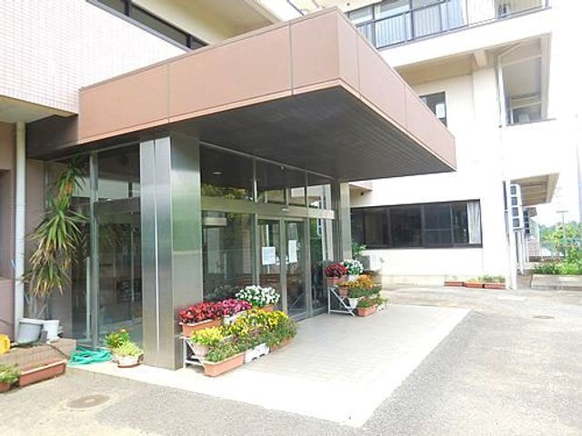 花が飾られた玄関 エントランス 色とりどりの花が飾られたエントランスです。落ち着いた雰囲気の中でお迎えいたします。