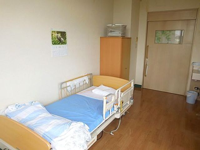 快適な居室の一角 居室 窓から自然光が差し込む居室は、快適な環境でリラックスして過ごせます。