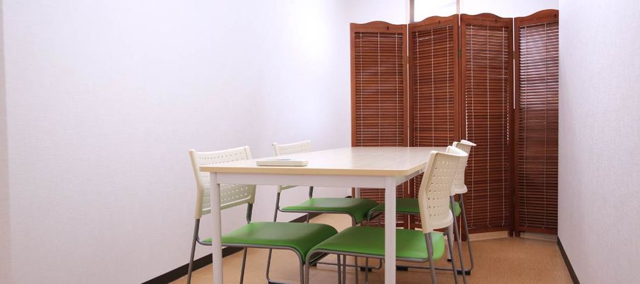 机と椅子のある部屋