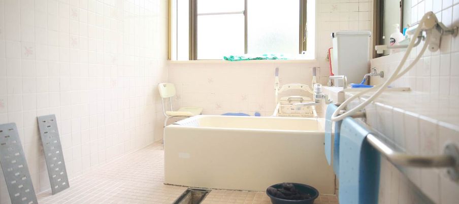 明るいバスタブの浴室