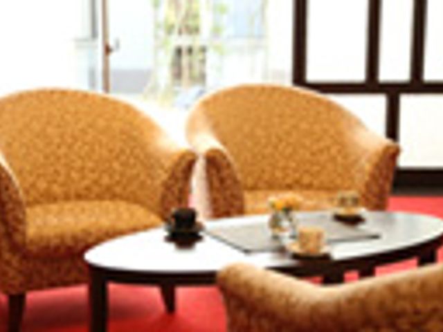 居心地の良い休憩室 ラウンジ 落ち着いた色合いの椅子が並び、ゆったりとした時を過ごせる休憩スペースです。お茶を楽しみながら、くつろぎのひとときを。