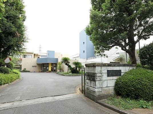 緑に囲まれた施設外観  