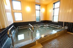 明るい浴室設備