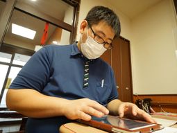 スタッフがタブレット使用