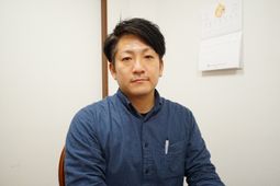 事務室の男性スタッフ