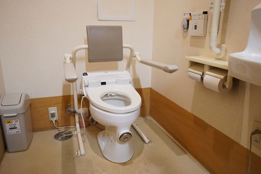 手すり付きのトイレ空間