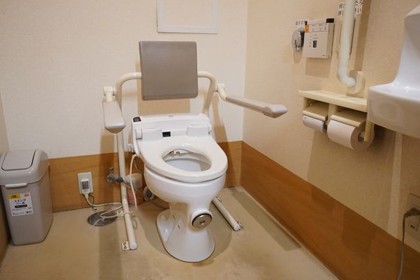 手すり付きのトイレ空間