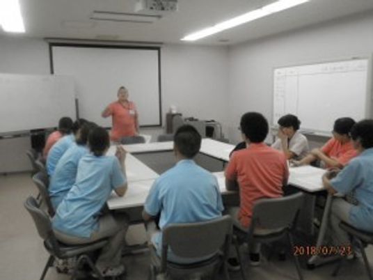 機能訓練室で学ぶ人々  
