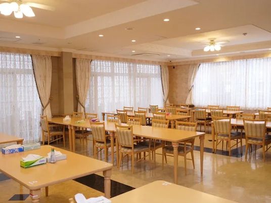 明るい食堂のテーブル  
