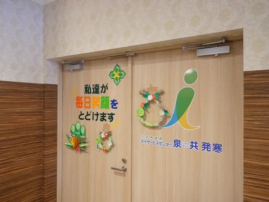 装飾された扉の廊下  