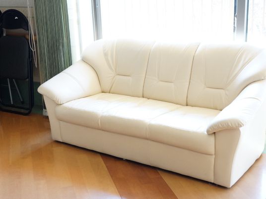 施設の中にはソファが設置されている。白くてきれいなソファである。3人で座ることができる大きさがある。