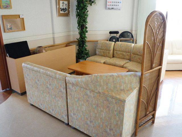 快適なリビング空間 室内 ゆったりとしたソファが配置された明るいラウンジです。心地よい安らぎのひとときをお過ごしいただけます。