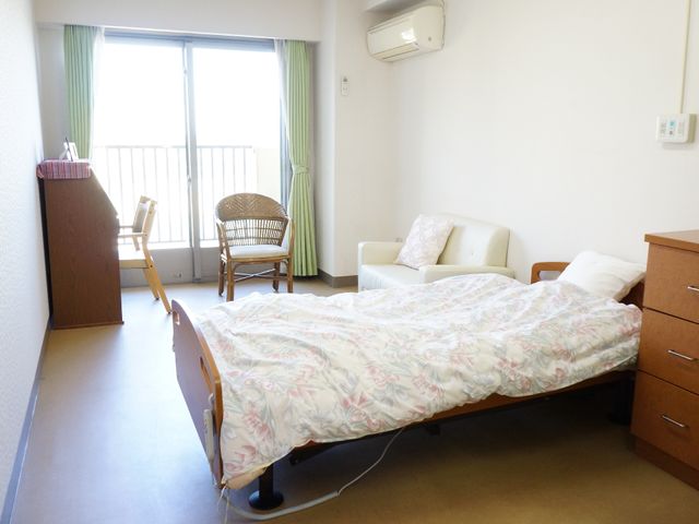 居心地の良い洋室の一角 個室 窓から自然光が差し込む快適な居室です。日々の生活に必要な家具が整っており、安心して過ごすことができます。