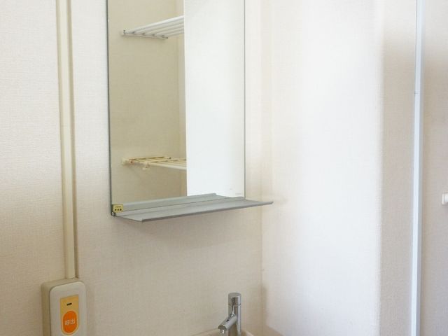 洗面台と手すり トイレ 手すり付きの洗面台は、安全にご利用いただける工夫がされております。小さな空間でも快適にお過ごしいただけるよう配慮されています。