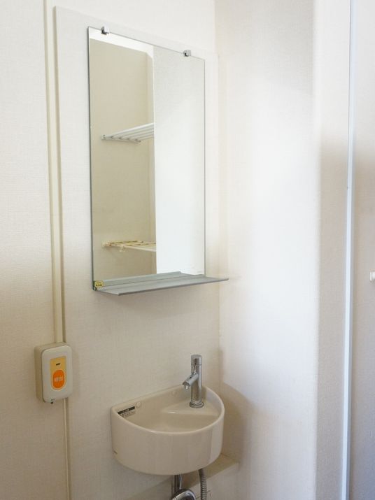 トイレには手洗い場もついている。鏡もつけられており、何かあった際の、緊急用の呼び出しボタンも設置されている。