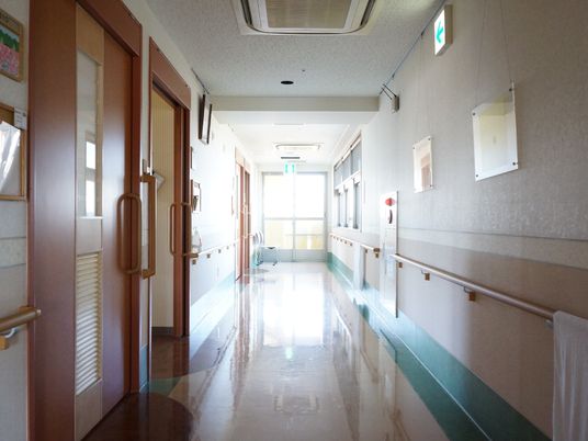 手すり付きの明るい廊下