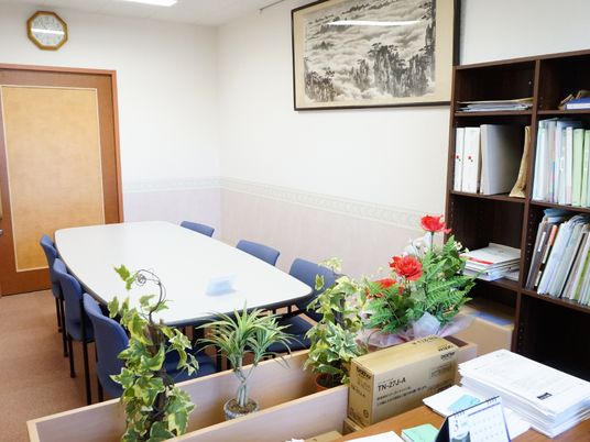 会議用テーブルのある部屋