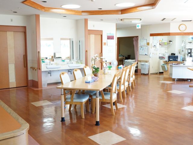 明るいダイニングエリア 食堂 広々とした食堂では、共に食事を楽しむ憩いの時間が過ごせます。機能的な設計が暖かな雰囲気を醸し出し、安心して日々を送ることができる空間です。