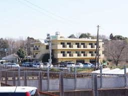 黄色い建物の外観