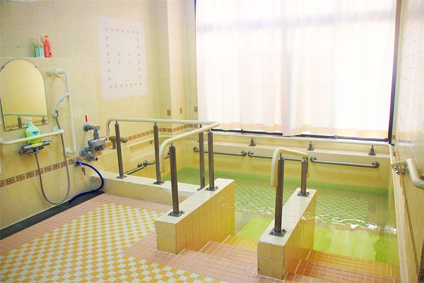 自然光が入る浴室