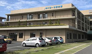 駐車場付きの施設外観
