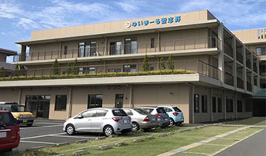 駐車場付きの施設外観