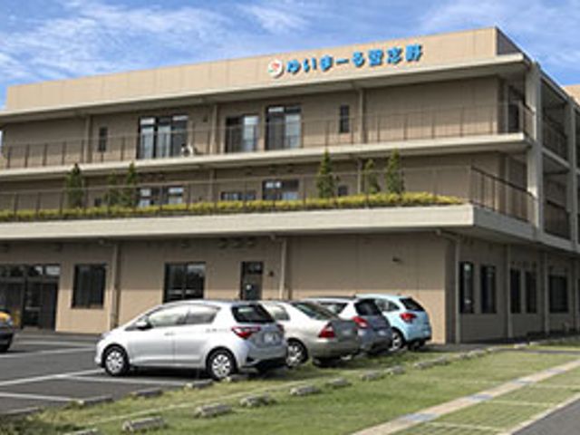 駐車場付きの施設外観 外観 駐車場が併設された施設です。複数台の駐車が可能で、訪れる方にも便利です。