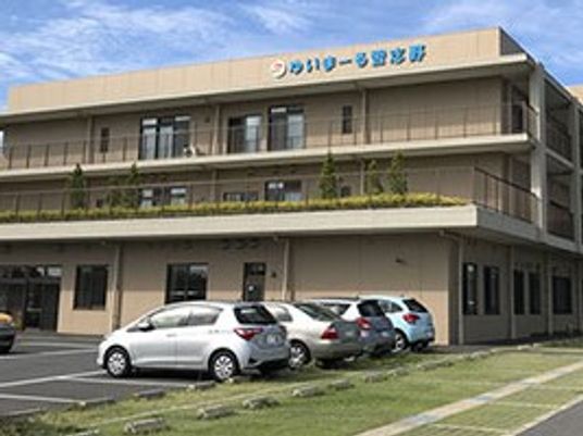 施設の外観と駐車場  