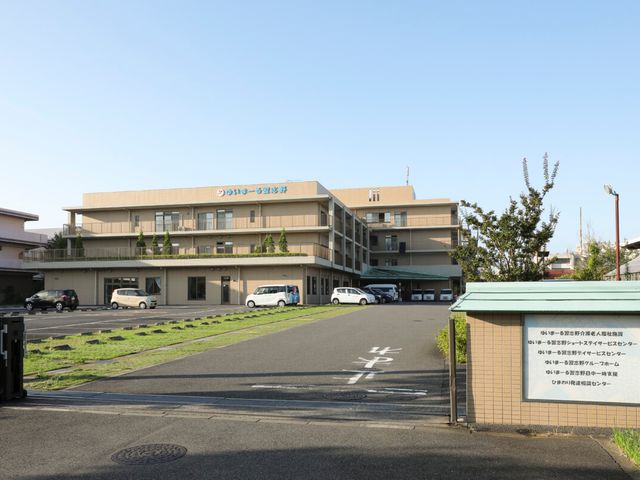 広い駐車場の外観 外観 広々とした駐車スペースがあるため、アクセスが便利です。建物は現代的なデザインをしています。