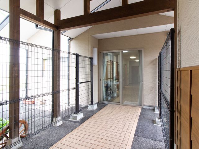 明るいエントランス通路 通路 柔らかな光が差し込む開放的な入口です。安全に配慮された設計が見受けられます。