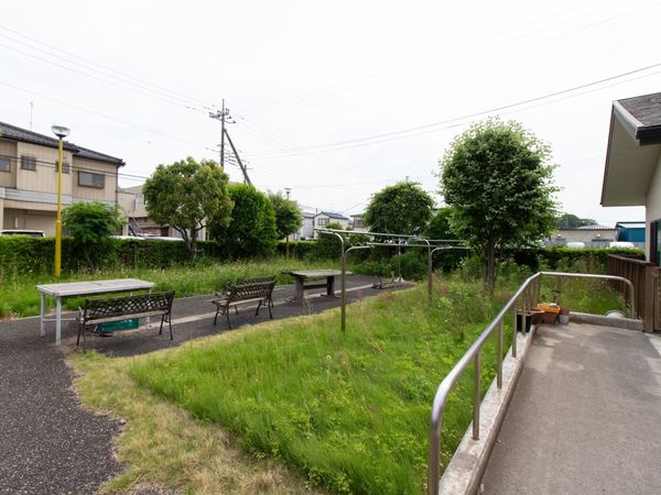 静かな中庭の風景