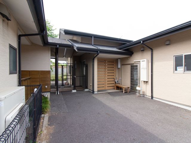 広々したエントランスの外観 玄関 落ち着いた色合いのエントランス、待ち合わせにも適しています。
