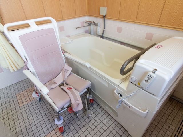 バリアフリー浴室設備 浴室 快適な入浴サポートを実現する、安全な浴室環境です。