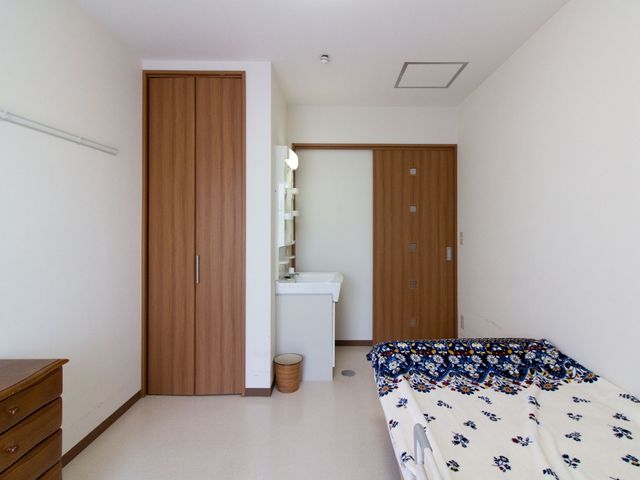 きれいな洋室の居室 居室 ゆったりとした居室には必要な家具が整い、快適な生活空間を提供しています。