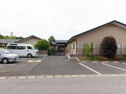 広々とした駐車場と建物