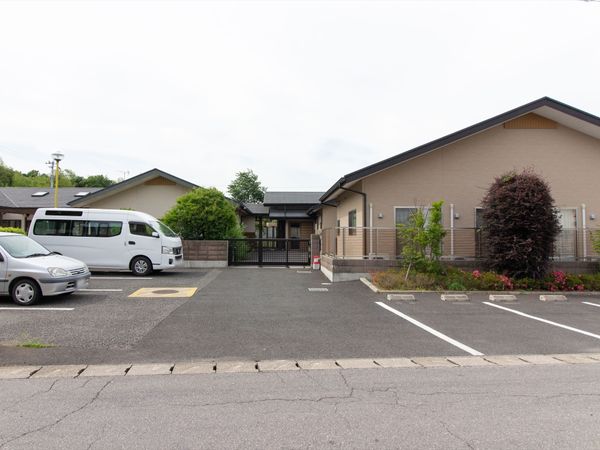 広々とした駐車場と建物