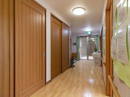 温かい雰囲気の廊下