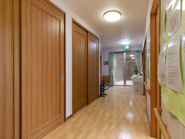 温かい雰囲気の廊下