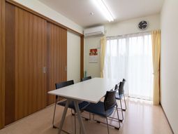 明るい居室のテーブルセット