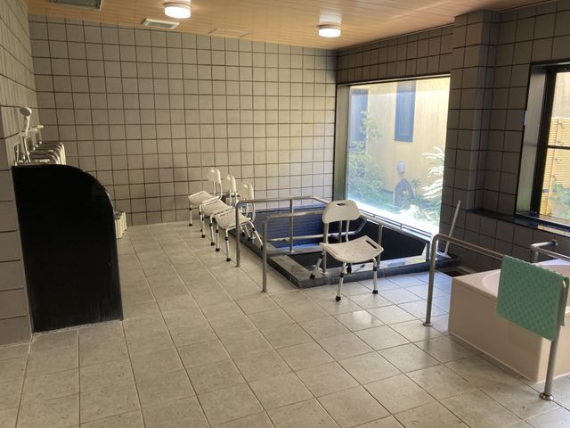 清潔な浴室内 浴室 広々とした空間で、車椅子対応の設備が整っています。快適な入浴が可能です。