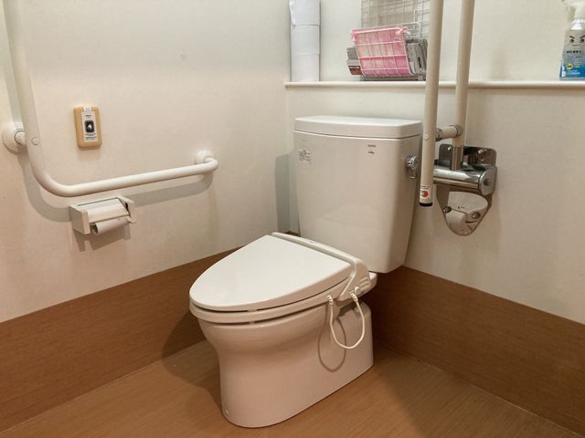 安全設計のトイレ トイレ 手すりが設置された安心の空間です。バリアフリー設計で使いやすさを重視しています。